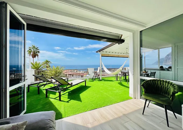 Paulmarie Superior Ocean Lounge