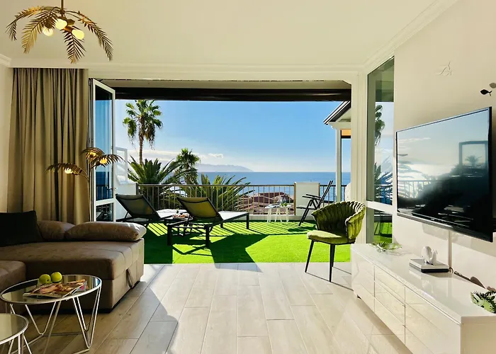 Paulmarie Superior Ocean Lounge *